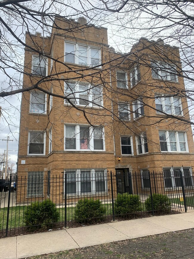 Photo - 2336 N Sacramento Ave Apartment