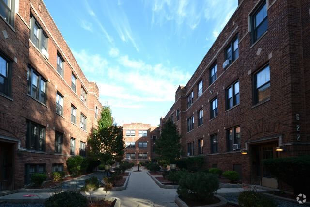 Building Photo - 633 W Cornelia Ave