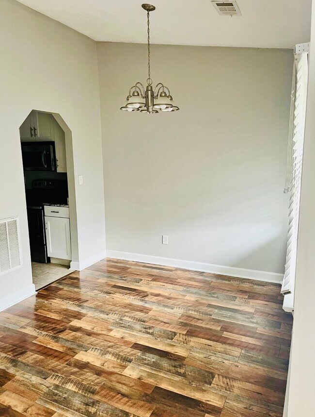 Building Photo - Cute 2 Bedroom 1 Bath Single Family Home l...