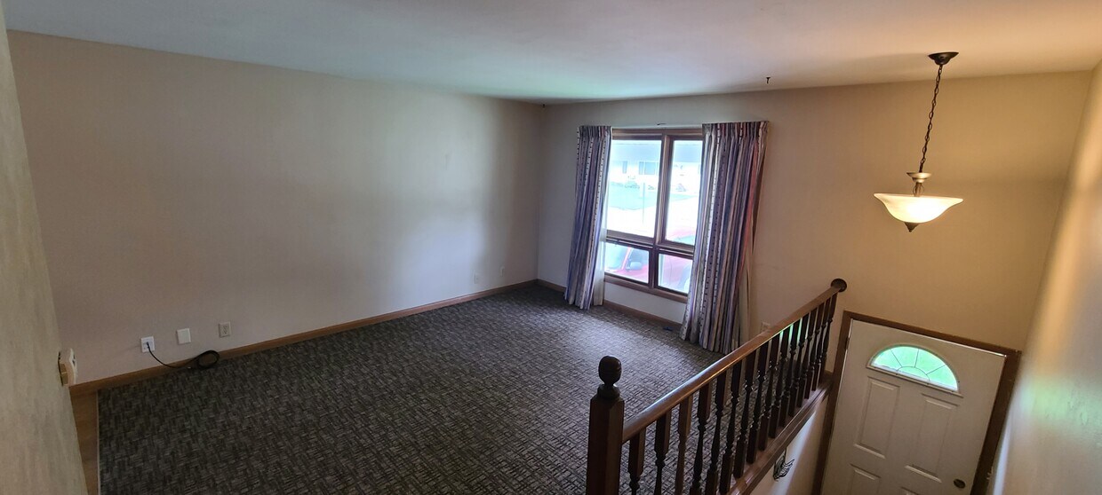 724 W 28th St Unit Upstairs, Cedar Falls, IA 50613 Apartments in