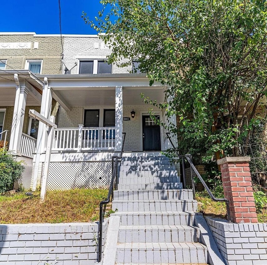 Primary Photo - Elegant Petworth townhouse near Rock Creek Park