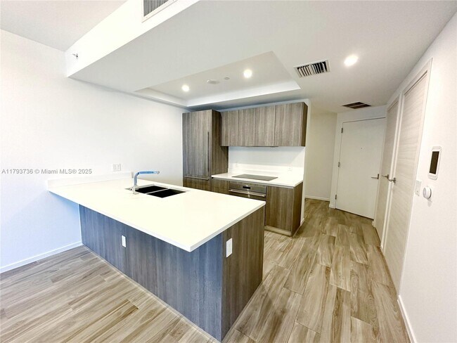 Building Photo - 801 S Miami Ave