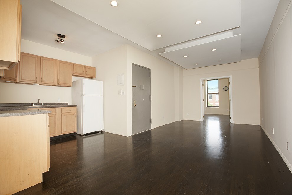 Building Photo - 2289 1st Ave