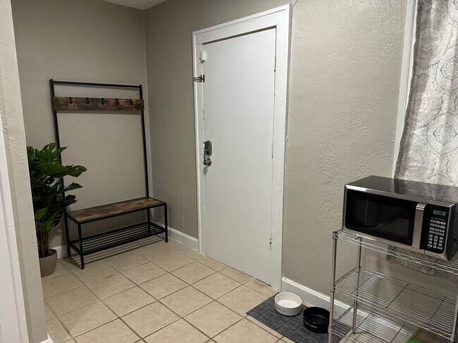 Foto del edificio - 2 Bedroom Home With 1 Car Garage