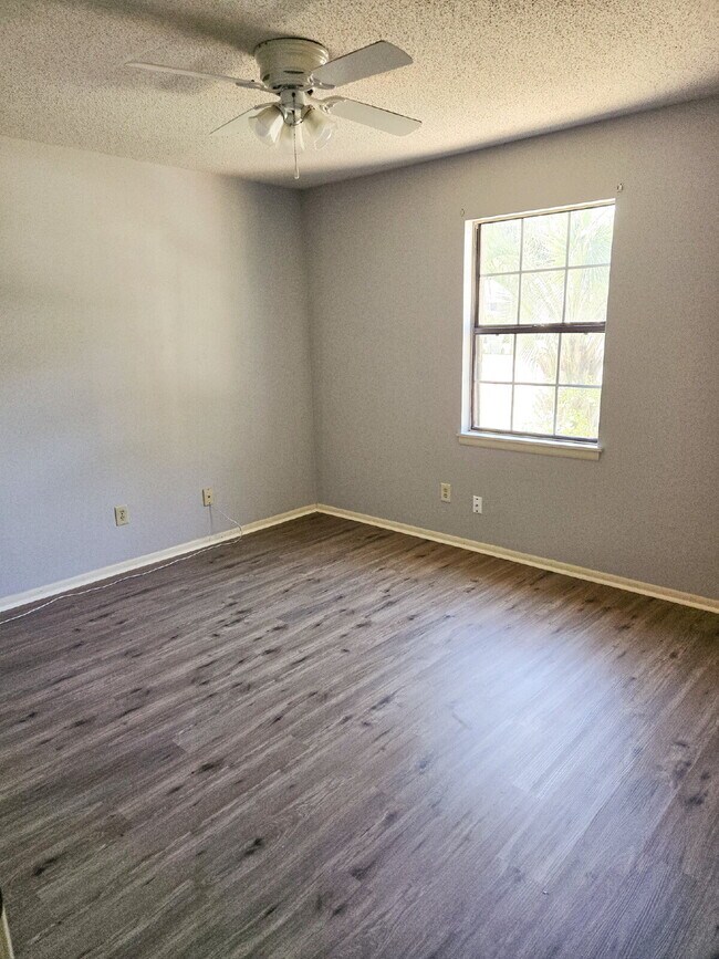 Building Photo - Great location. Centrally located.