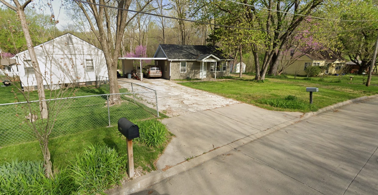 Primary Photo - 1403-1403 Garden Dr