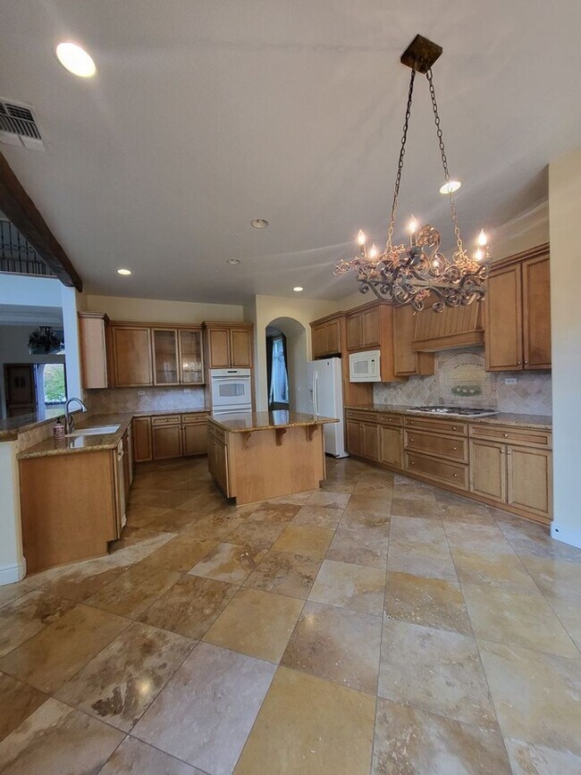 Building Photo - Absolutely Gorgeous 4BD / 3BA Home with Pool in Quiet Neighborhood