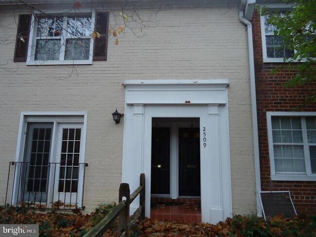 Building Photo - Welcome to this well-maintained top-floor condominium
