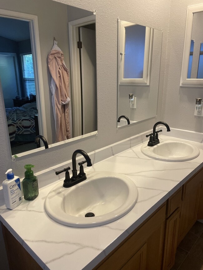 Building Photo - 779 Victorian Park Dr