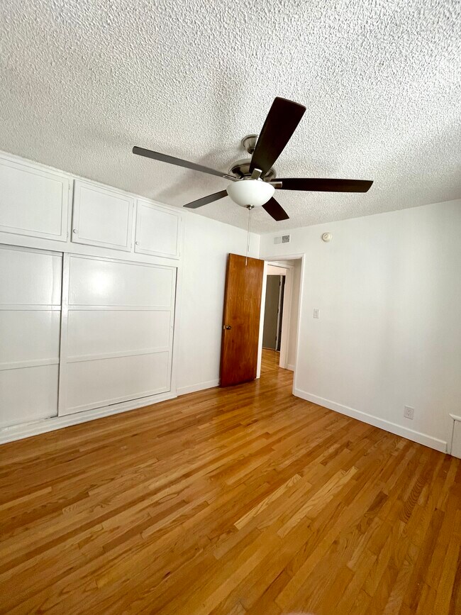Foto del edificio - 1224 N Mansfield Ave