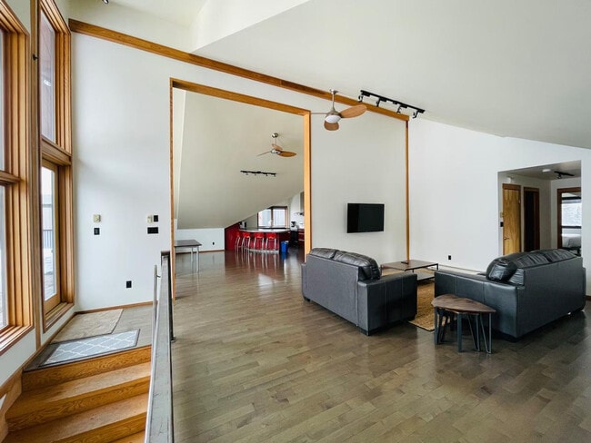 Building Photo - 16 Manitou Rd