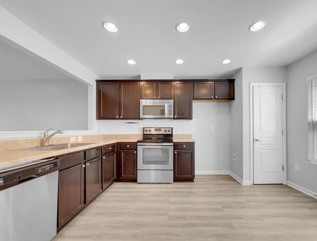 Building Photo - 3-Bedroom Townhome in Highland Creek – Ava...