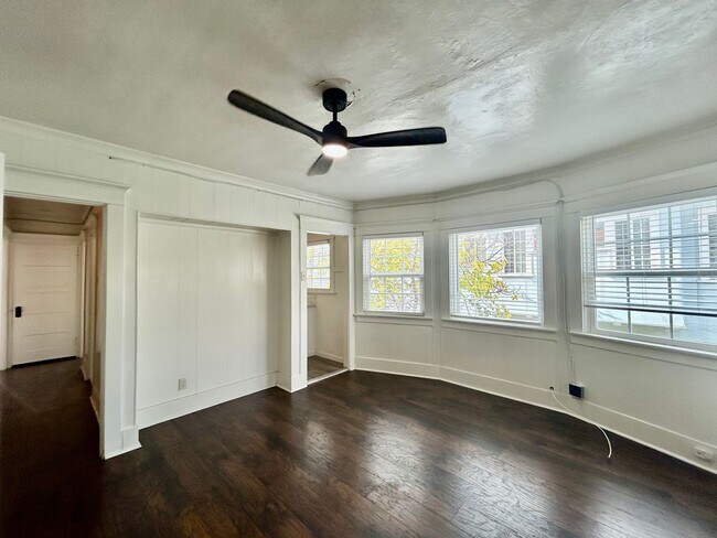 Building Photo - LA T 3520-3526 White House Place