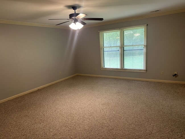 Master bedroom - 275 Woodcastle Dr