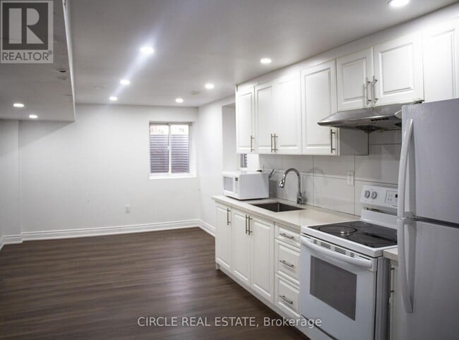 Building Photo - 1204 McMullen Crescent