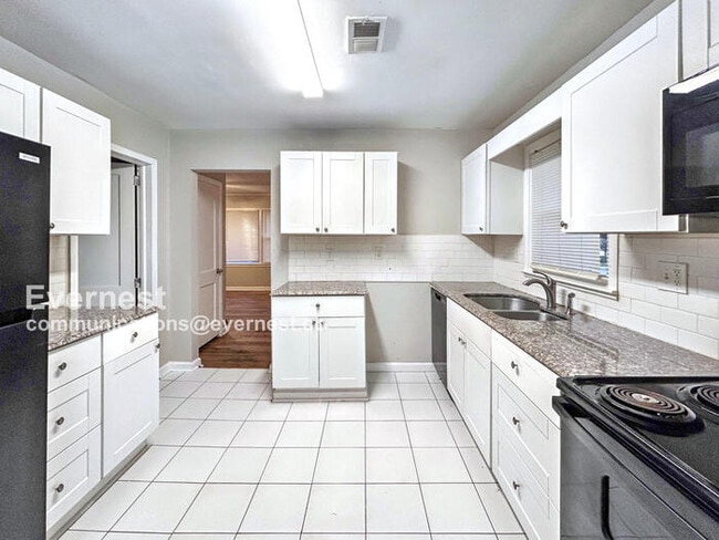 Building Photo - 2592 Plantation Dr