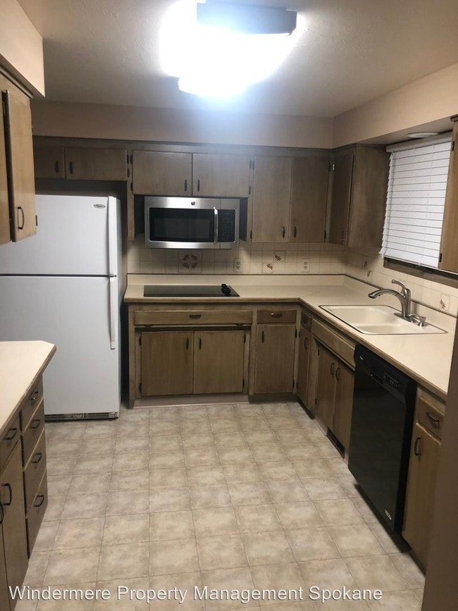 Building Photo - 5 br, 3 bath House - 6 E. Regina