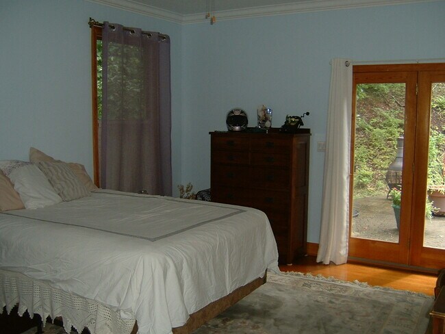 Main Bedroom - First Floor - 225 Smith Cove Rd