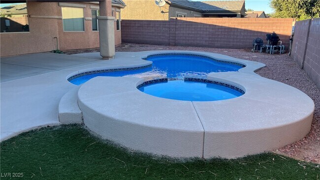 Foto del edificio - 3706 Greenfield Lakes St