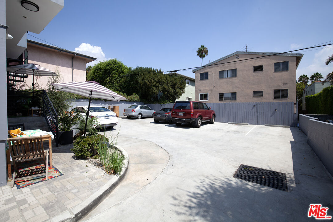 Foto del edificio - 1950 Beachwood Dr
