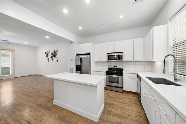 Foto del edificio - 2038 Tuam St