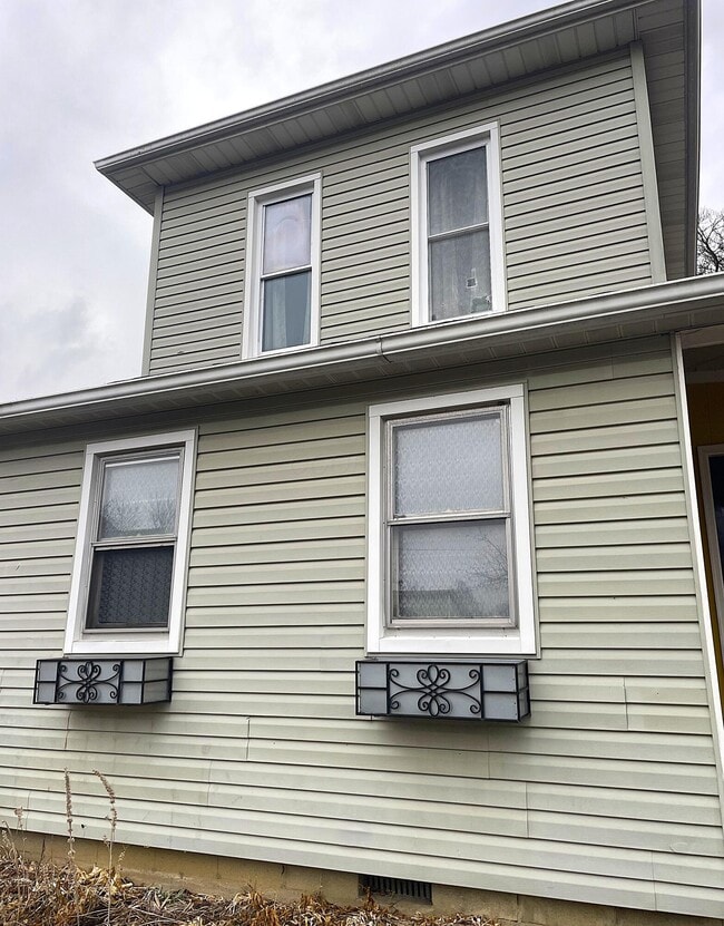 Building Photo - 266 W 8th St