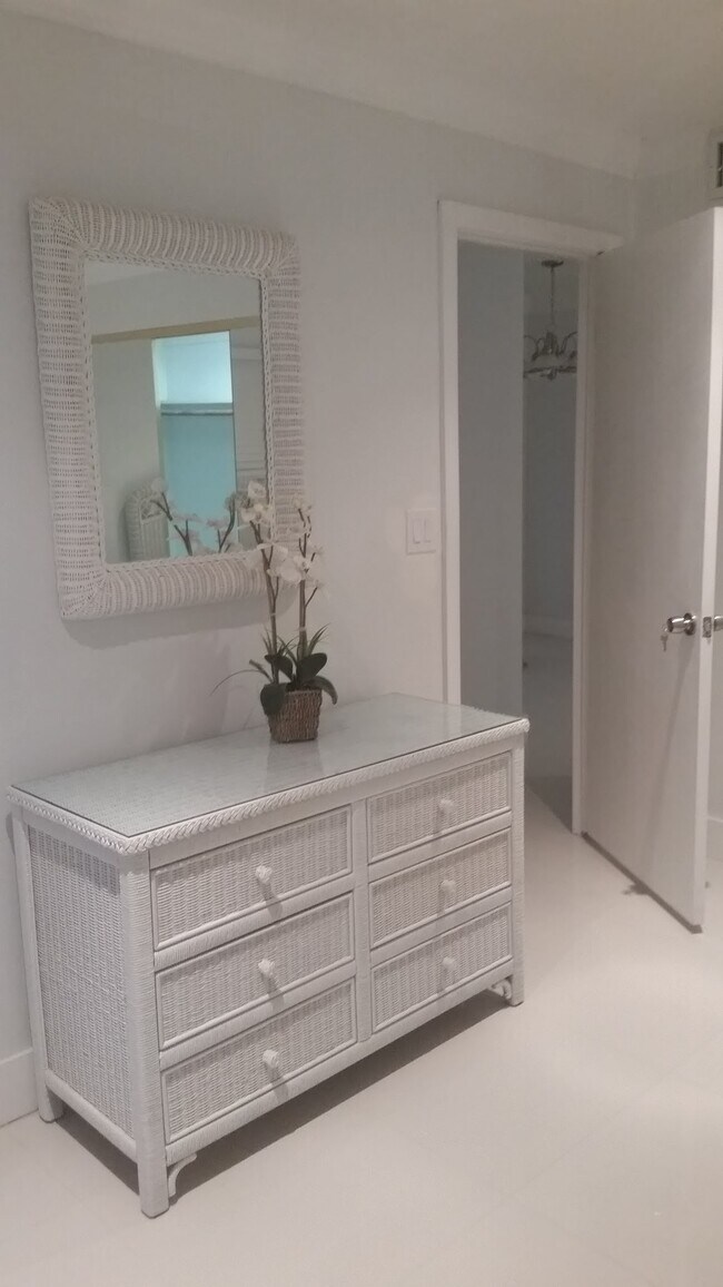 Dresser - 2500 NE 9th St