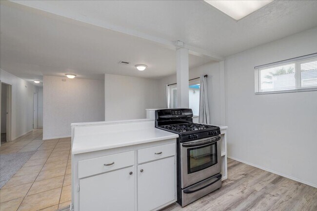 Foto del edificio - 3 Bed / 2 Bath Home with Two-Car Garage, Laundry and a Storage Shed/Work Space