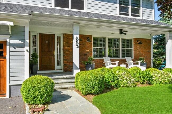 Foto del edificio - 685 Barrymore Ln