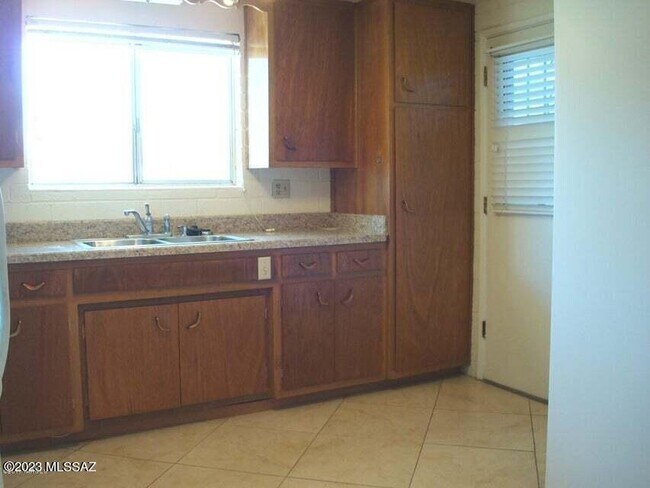 Foto del edificio - 5809 E North St