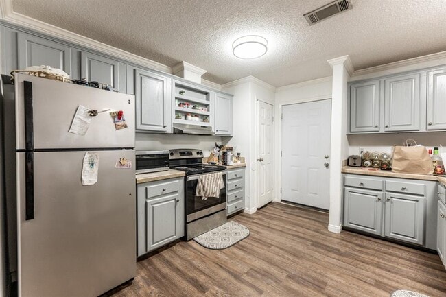 Building Photo - 132 Varsity Cir