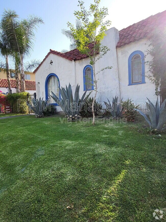 Building Photo - 831 1/3 N Formosa Ave