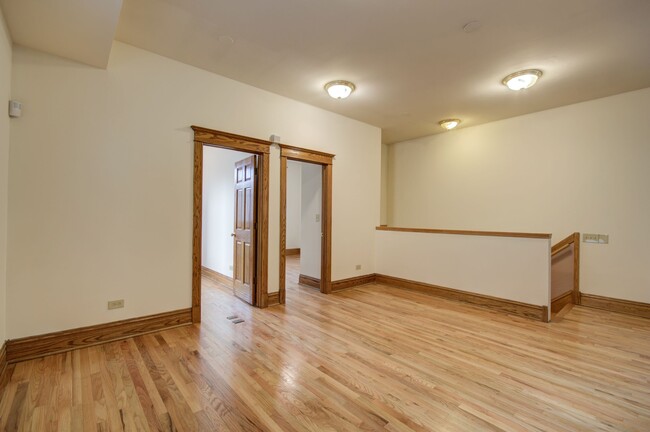 Building Photo - 613 W Briar Pl