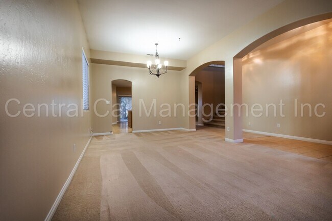 Foto del edificio - Large 4 Bedroom, 3 Bath Home in the Desire...