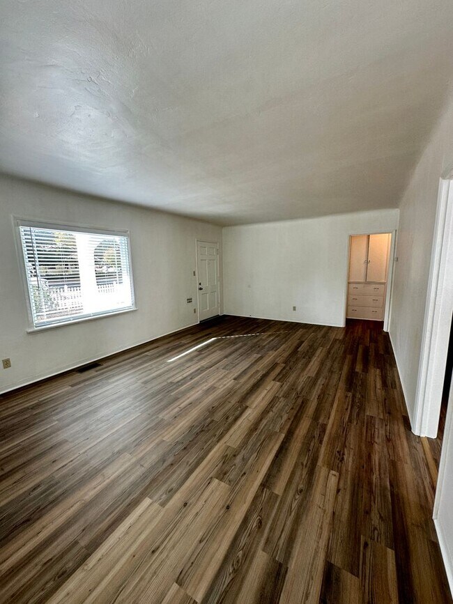 Building Photo - Rare Vine Street 2 Bedroom 1 Bathroom Char...