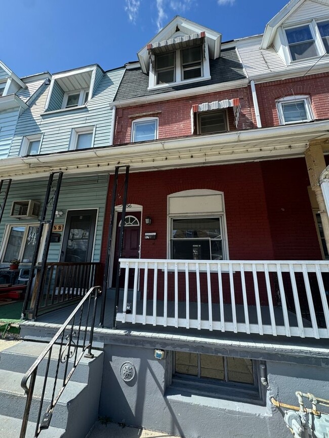 Building Photo - THREE/FOUR Bedroom/ONE Bath Row