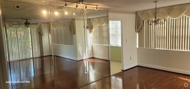 Building Photo - 1300 Saint Charles Pl