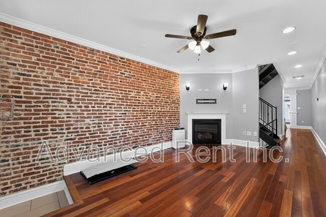 Building Photo - 528 S Curley St
