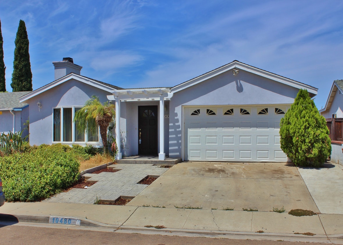 Primary Photo - Nice 4B/2BA w/ Attached Garage & Fenced Yard