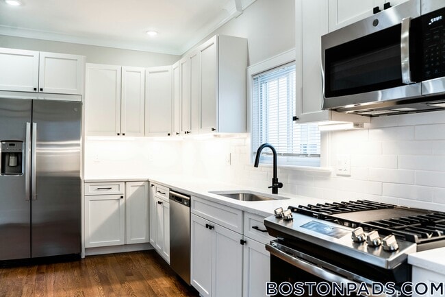 Building Photo - 11 Falkland St