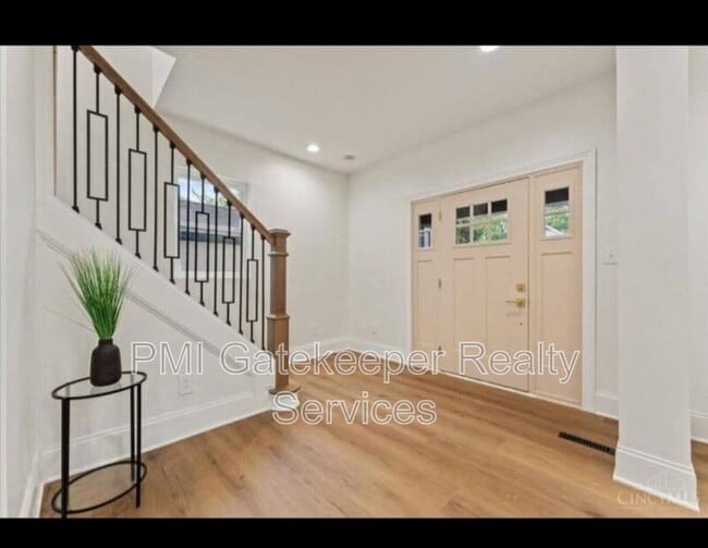 Foto del edificio - 5819 Bramble Ave