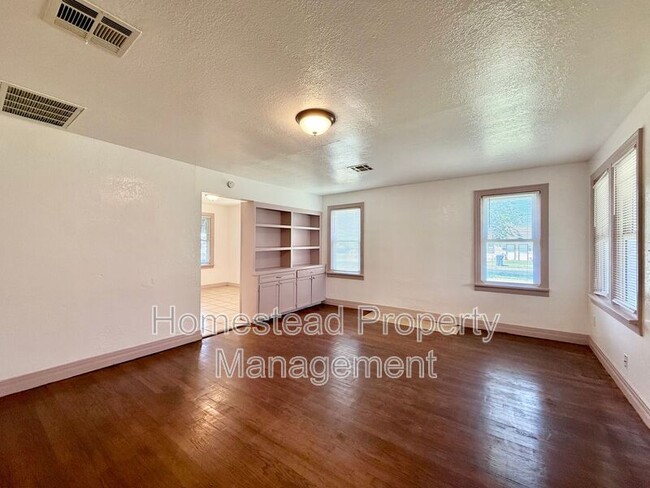 Building Photo - 800 SW 28th St