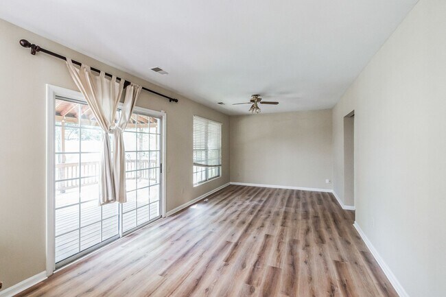 Building Photo - Welcome home to this bright and airy 3Bd/2...
