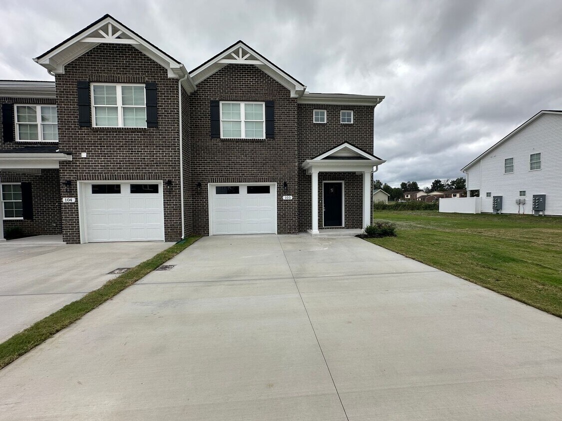 Foto principal - Brand New Townhome In Shelbyville - MOVE I...