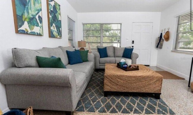 Building Photo - Beautiful 3 bedroom 1 bathroom home with J...