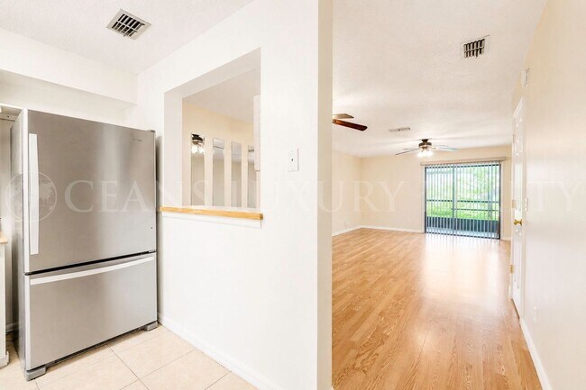 Foto del edificio - Bright & Spacious Dual Primary Bedroom Condo Near Everything!