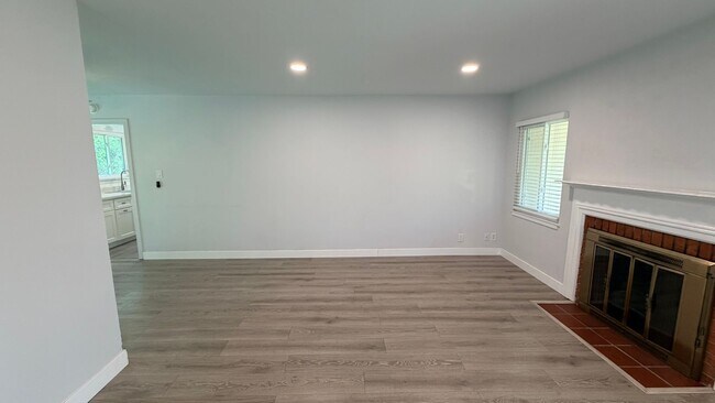 Foto del edificio - Pleasant Hill! Beautiful remolded 3 bedroom 1 bath single family home excellent neighborhood!
