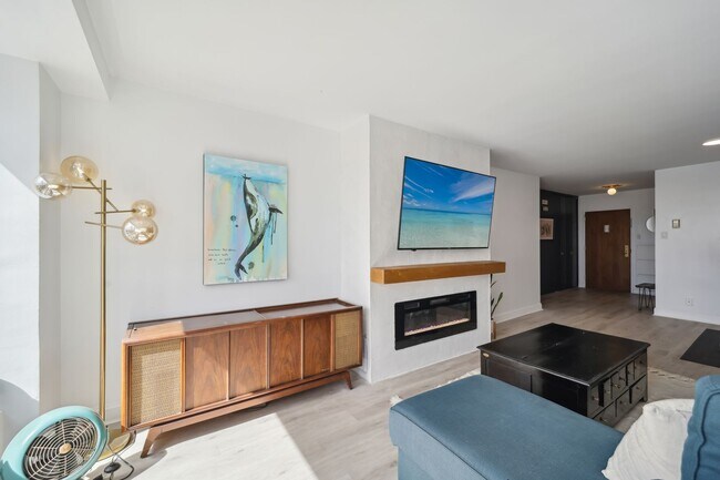 Building Photo - Stunning 1 BR/1 BA Condo in Southwest Wate...