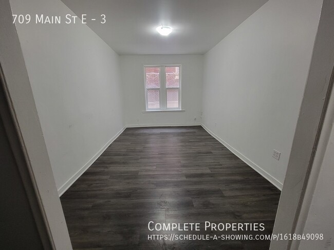 Photo du bâtiment - Main Floor, no stairs, private laundry and...