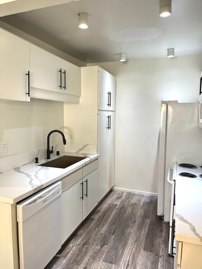 Foto del edificio - 322 S Miraleste Dr